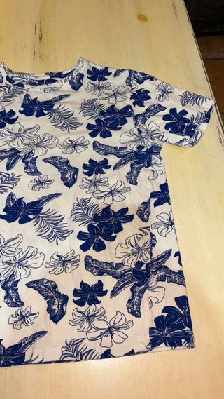 Camiseta floral azul y blanca