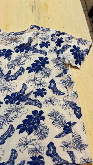 Camiseta floral azul y blanca