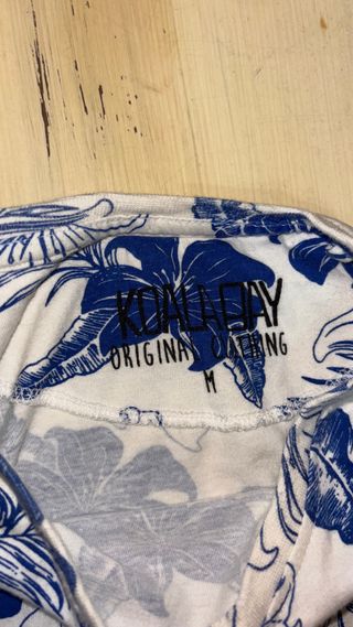 Camiseta floral azul y blanca