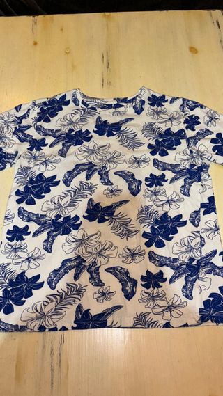 Camiseta floral azul y blanca