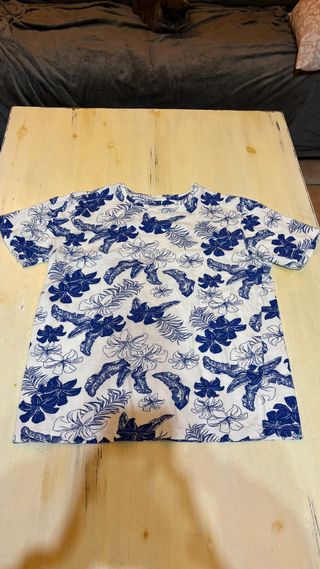 Camiseta floral azul y blanca