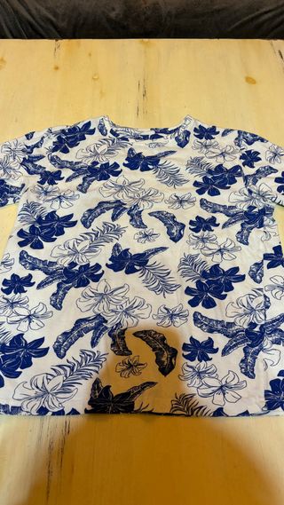 Camiseta floral azul y blanca