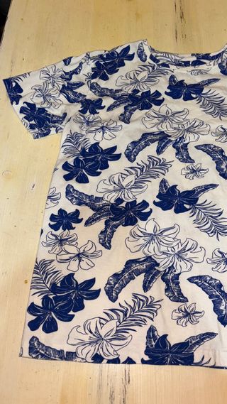 Camiseta floral azul y blanca