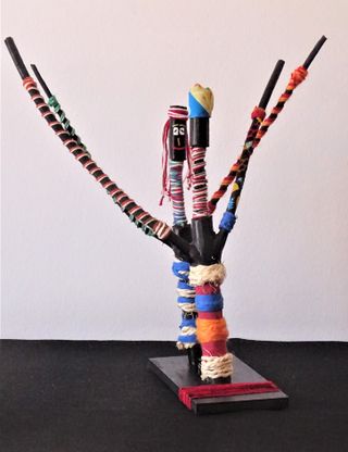 Figura artesanal de madera decorada