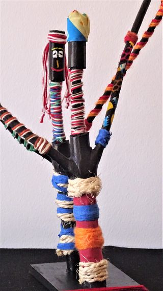 Figura artesanal de madera decorada