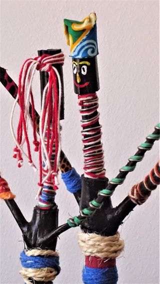 Figura artesanal de madera decorada