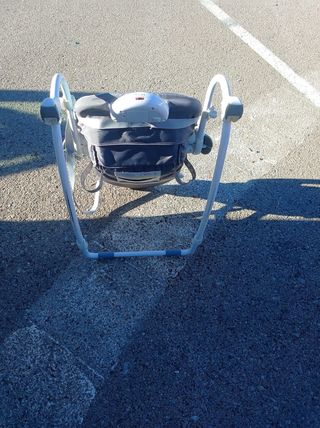 Mecedora bebé azul con arco de juegos