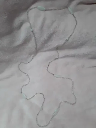 Collar largo blanco con cuentas.