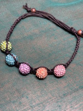 Pulsera multicolor con cuentas brillantes
