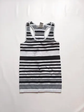 Camiseta de rayas blanca y negra