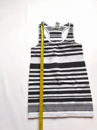 Camiseta de rayas blanca y negra