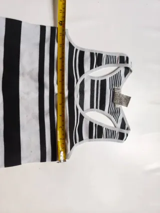 Camiseta de rayas blanca y negra