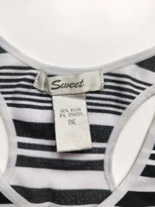 Camiseta de rayas blanca y negra