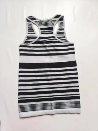 Camiseta de rayas blanca y negra