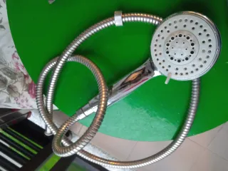 Rubinetto per lavandino. Regalo con braccio doccia e porta carta igienica