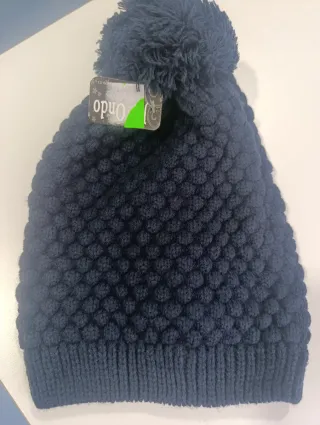 Gorro azul de lana con pompón