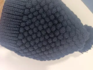 Gorro azul de lana con pompón