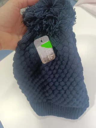 Gorro azul de lana con pompón