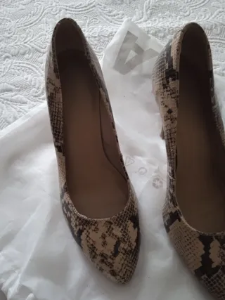 Zapatos salón acabado pitón beige/marrón