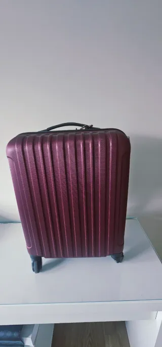 Maleta de cabina rígida burdeos