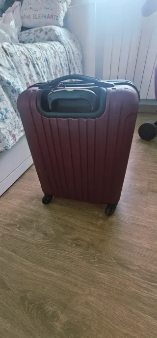 Maleta de cabina rígida burdeos