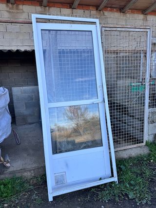 Puerta blanca con cristal y rejilla