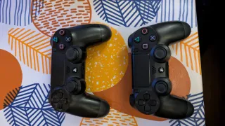 Dos mandos PS4 Sony negros