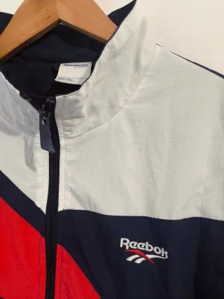 Chaqueta deportiva Reebok azul y roja