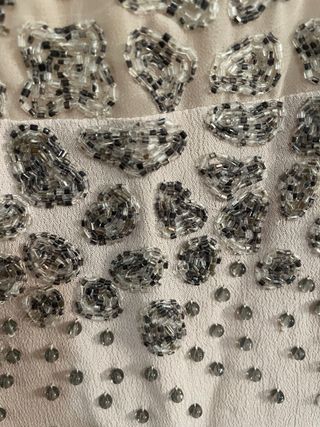 Vestido crema con abalorios