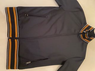 Chaqueta deportiva con rayas doradas