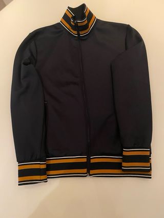 Chaqueta deportiva con rayas doradas