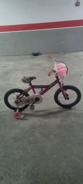 Bicicleta infantil rosa con ruedines