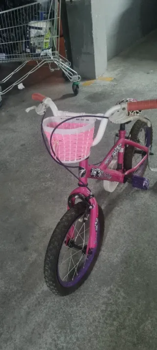 Bicicleta infantil rosa con ruedines
