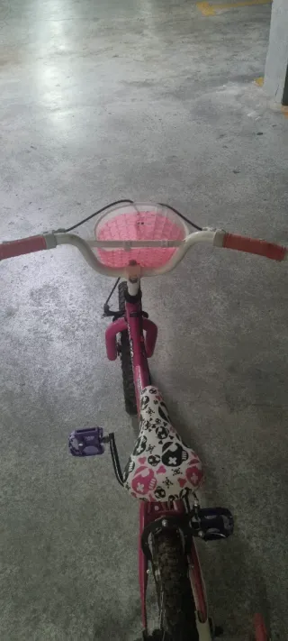 Bicicleta infantil rosa con ruedines