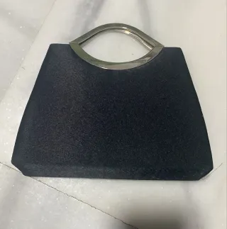 Bolso de mano negro con flores