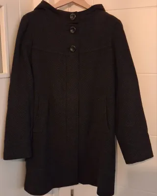 Abrigo negro mujer con capucha