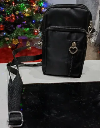 Bolso negro con cremallera y corazón