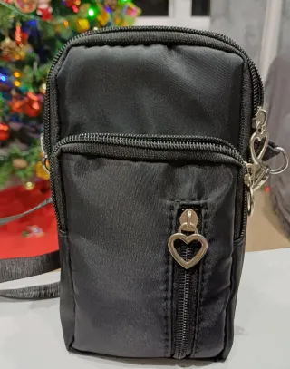 Bolso negro con cremallera y corazón