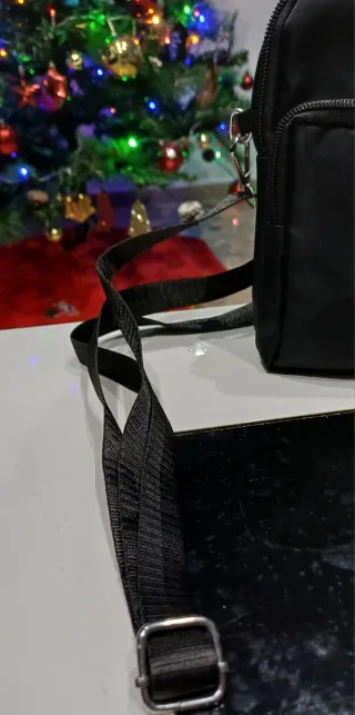Bolso negro con cremallera y corazón