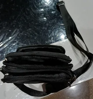 Bolso negro con cremallera y corazón
