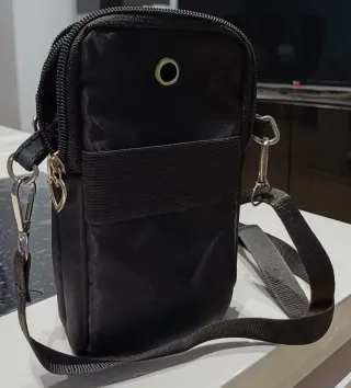 Bolso negro con cremallera y corazón