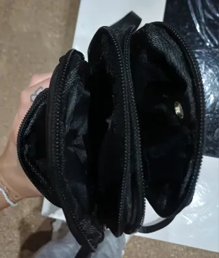 Bolso negro con cremallera y corazón