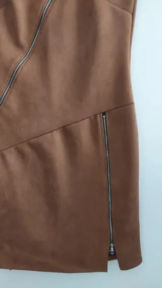 Vestido marrón con cremalleras