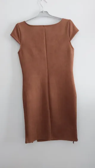 Vestido marrón con cremalleras