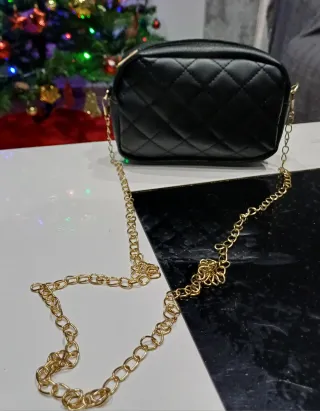 Bolso negro acolchado con cadena dorada
