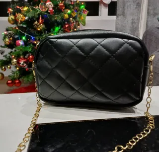 Bolso negro acolchado con cadena dorada