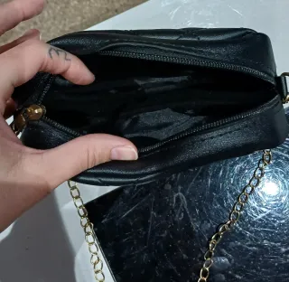 Bolso negro acolchado con cadena dorada