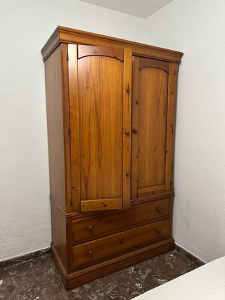 Cama, cómoda, mesita, armario, zapatero y espejo