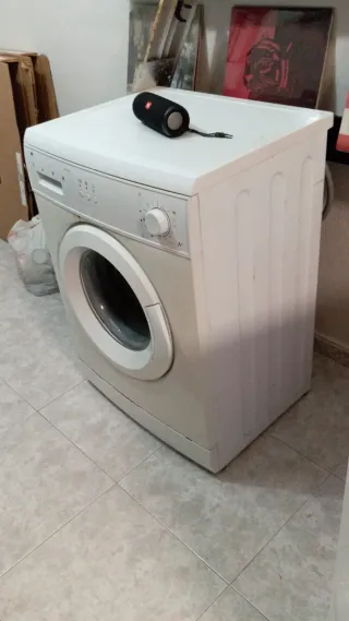 Lavadora blanca frontal