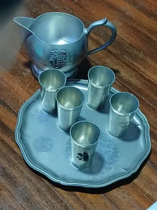 Tetera y vasos de peltre Zinn-Stube